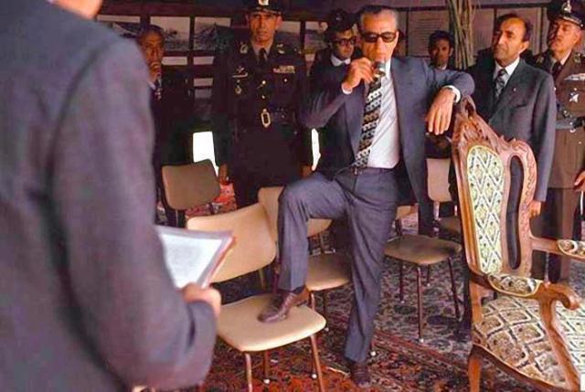  الملك الإيراني محمد رضا البهلوي الذي تم خلعه عام 1978م من الحكم في إيران.