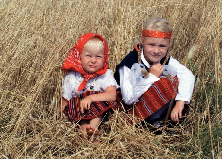 83fc9d2f13d209478306eda3a424f582--folk-costume-little-girls
